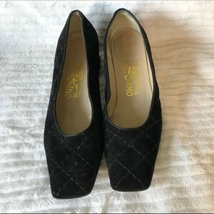 Low heeled suede pumps